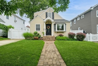 532 7th St, West Hempstead, NY 11552