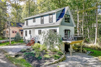 23 Griffin St, Northport, ME 04849