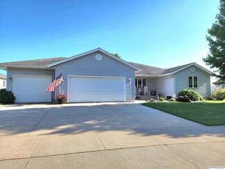 1205 Ruby Ct, Mason City, IA 50401