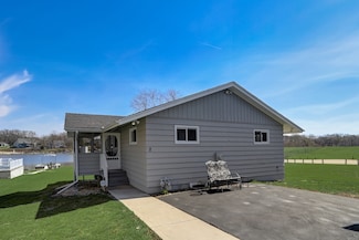 2 Holiday Dr, Somonauk, IL 60552