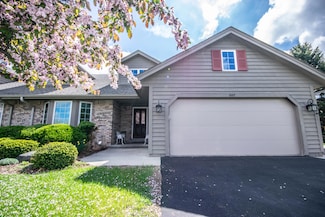 207 Deer Ridge Dr, West Bend, WI 53095
