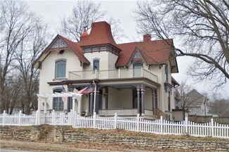 924 S 4th St, Leavenworth, KS 66048