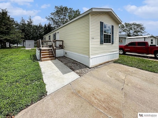 1324 W Harbour Blvd, Lincoln, NE 68522