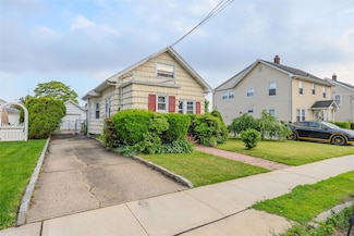43 Westbury Ave, Mineola, NY 11501