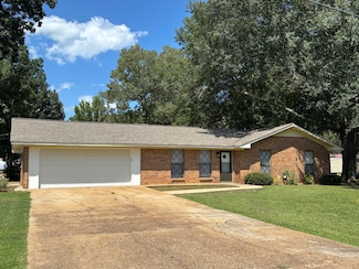 516 Collins Dr, Houston, MS 38851