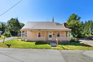 902 College St, Narrows, VA 24124