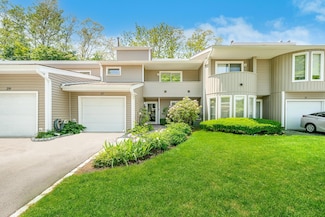 30 Kristin Ln, Hauppauge, NY 11788