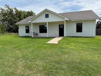 121 High St, Smithville, TX 78957