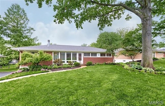 8813 Red Oak Dr, Saint Louis, MO 63126