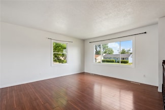 1300 Cress Pkwy, Hiawatha, IA 52233