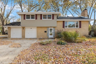 320 Elmwood Dr, Naperville, IL 60540