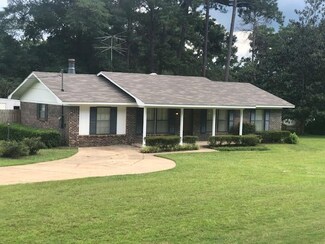 47 Cheneyhatchee Dr, Eufaula, AL 36027