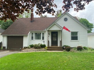 140 Greenwood Dr, Hermitage, PA 16148