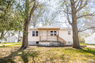 16 Fairway Dr, Fairview Heights, IL 62208