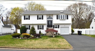 1142 Brookdale Ave, Bay Shore, NY 11706