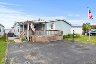 909 Hollywood Dr, Lockport, NY 14094