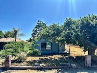 490 S Elm St, Pixley, CA 93256
