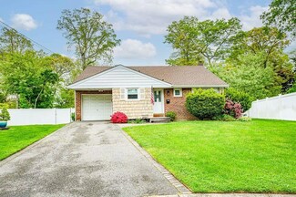 137 Glen Rd, North Babylon, NY 11703