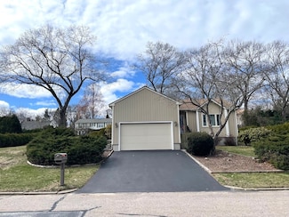 141 Sturbridge Dr, Warwick, RI 02886
