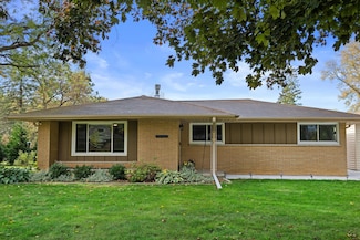 N58W18335 Juniper Ln, Menomonee Falls, WI 53051