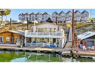 535 NE Bridgeton Rd Unit 2, Portland, OR 97211