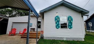 1727 Gray St, Palacios, TX 77465