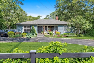 135 Vanderbilt Blvd, Oakdale, NY 11769