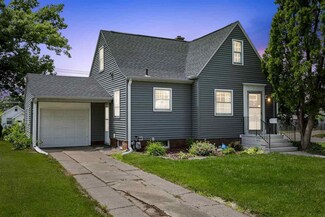 1067 Daniels St NE, Cedar Rapids, IA 52402