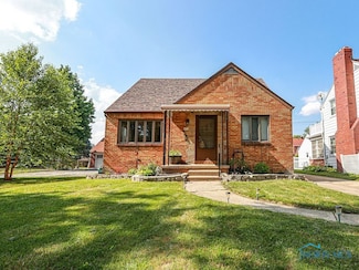 2715 Eastmoreland Dr, Oregon, OH 43616