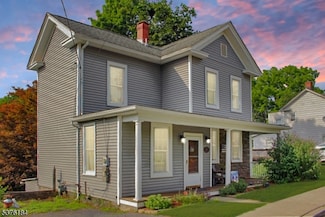 42 Main St, Hampton, NJ 08827