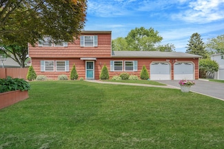 86 Rustic Ave, Medford, NY 11763