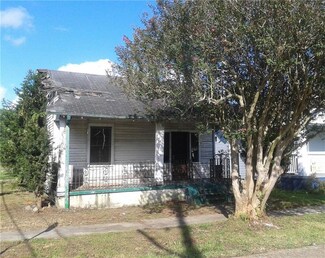 8731 Pear St, New Orleans, LA 70118