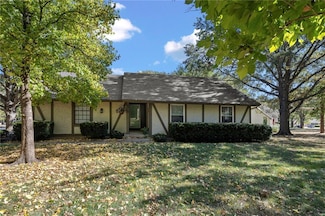 8919 Greenway Ln, Lenexa, KS 66215