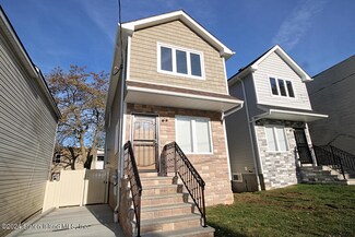 47 Pine St, Staten Island, NY 10301