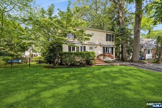 41 Roosevelt St, Cresskill, NJ 07626