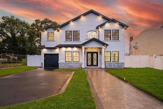 12 Hoover Ln, Bethpage, NY 11714