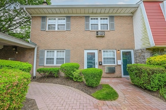 42 Springwood Dr, North Babylon, NY 11703