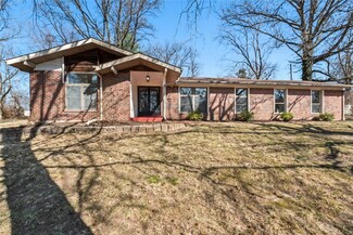12460 Parkwood Ln, Florissant, MO 63033