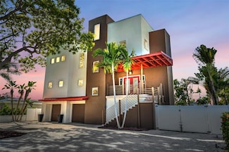 10206 4th St E, Treasure Island, FL 33706