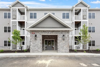 10100 S Willow St Unit 112, Manchester, NH 03103