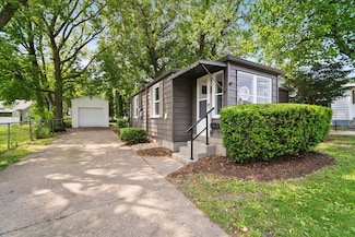 311 E Stewart St, Bloomington, IL 61701