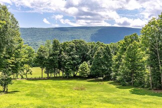 129 Coventry Ln, Manchester Center, VT 05255