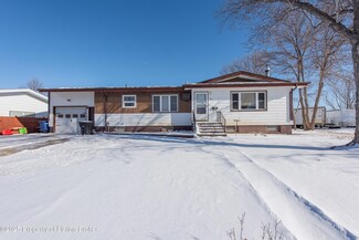 249 4th Ave SE, Dickinson, ND 58601