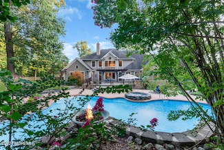 695 Schoolhouse Ln, Toms River, NJ 08753