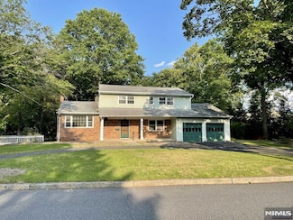 338 Queens Ct, Ridgewood, NJ 07450