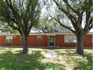 1406 4th St, Agua Dulce, TX 78330