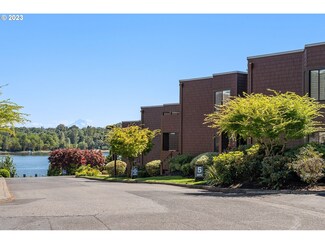 5956 S Riveridge Ln, Portland, OR 97239