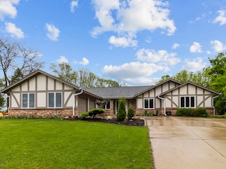 1125 Kinross Ct, West Bend, WI 53095