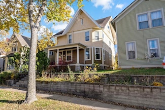 702 4th St E, Saint Paul, MN 55106