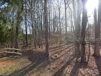 96 Pier Ln, Fairfield, NJ 07004